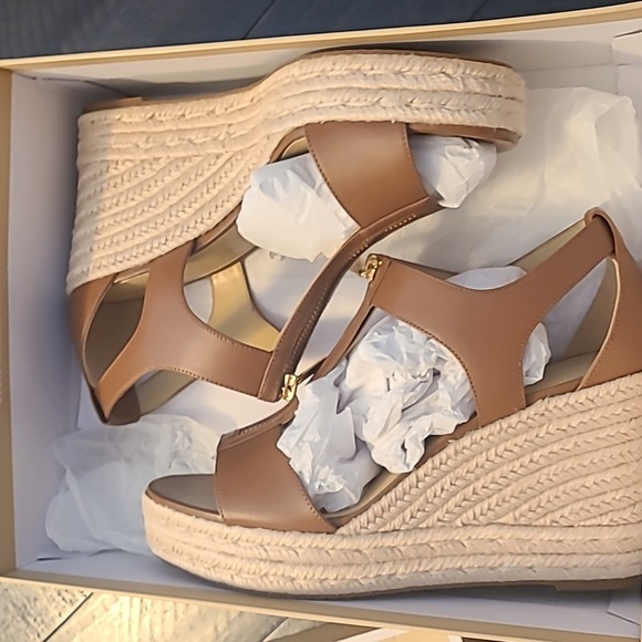 Michael Kors Luggage Berkley Mid Wedge - Picture 2 of 6